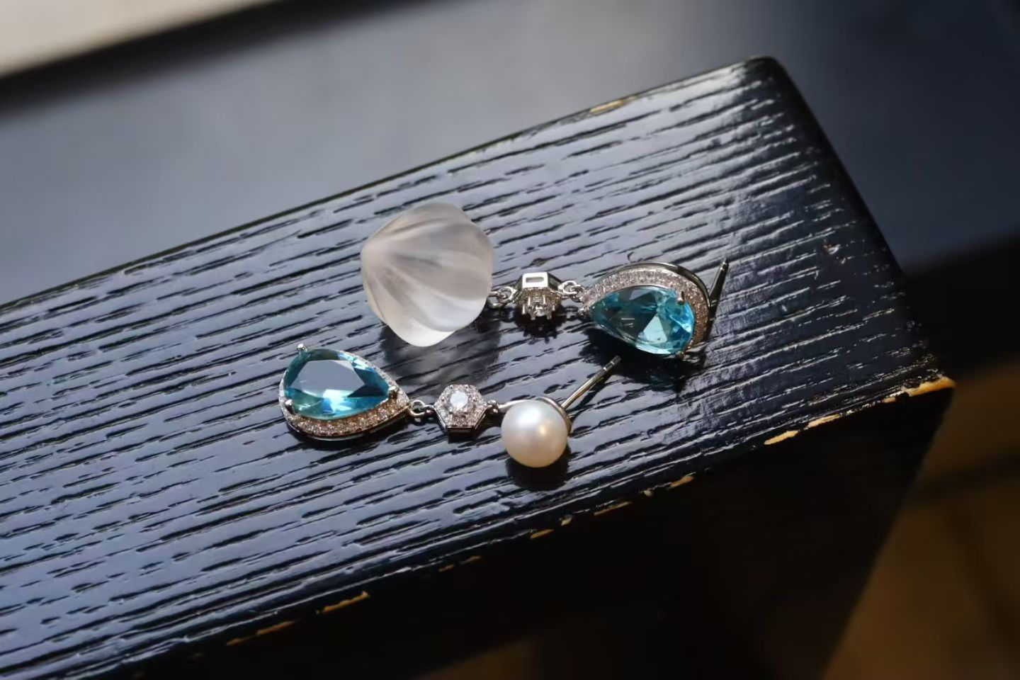 "Lunar Carvings" Duo| Jewelry-grade crystal earrings🌙